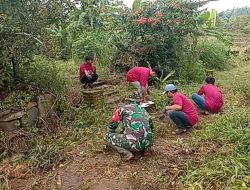 Babinsa desa blongko sertu Asep Indra Gunawan koramil 0810/18 Ngetos membantu masyarakat melaksanakan kerja bakti membersihkan lokasi wisata bukit salju