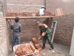 Wujud Sinergitas TNI Dengan Rakyat, Babinsa Bantu Bangun Rumah Warga