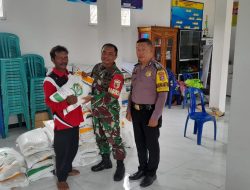 Sertu M Fahrozi Babinsa Desa Kuncir Bantu Salurkan Bantuan Beras Kepada Masyarakat Desa Kuncir