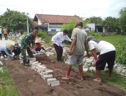 Babinsa Koramil Tanjunganom Bersama Warga Gotong Royong Perbaiki Jalan Desa