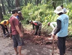 Ciptakan Kemanunggalan TNI – Rakyat, Babinsa Koramil 0810/03 Loceret Kerja Bakti Pembersihan Kiri Kanan Jalan