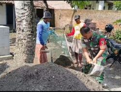 Manunggal Bersama Rakyat, Babinsa Bantu Warga Perbaiki Rumah