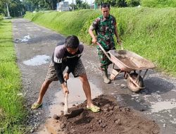 Babinsa Desa Jogomerto Bahu Membahu Bersama Warga Perbaiki Jalan Rusak di Desa Jogomerto