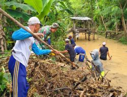 Cegah Banjir, Babinsa Warujayeng Ajak Masyarakat Kerja Bakti Bersihkan Sungai