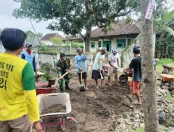 Jalin Kebersamaan, Babinsa dan Warga Kerja Bakti Pengurukan Jalan Usaha Tani