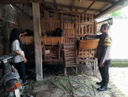 Polisi di Nganjuk Dood To Door Penyuluhan Kesehatan Ternak Pada Warga Ngronggot