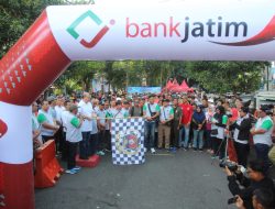 Ratusan Orang Dapat Doorprize, Peserta Jalan Sehat Bersama PWI Jatim Pulang Bahagia