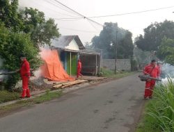 Kelurahan Warujayeng dan Puskesmas Tanjunganom Lakukan Fogging untuk Cegah DBD