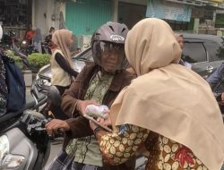 Unik! Sambut Bulan Ramadhan, Mahasiswa di Nganjuk ini Bagikan Bunga Ziarah Gratis
