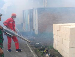 Antisipasi Demam Berdarah, Babinsa Koramil 03 Loceret Dampingi Penyemprotan Foging
