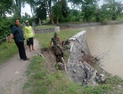 Babinsa Koramil 02 Bagor Bersama Poktan dan PPL Tinjau Lokasi Bendungan Waduk Sumber Suko
