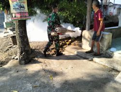 Babinsa Koramil 0810/04 Berbek Bantu Fogging Di Desa Binaan