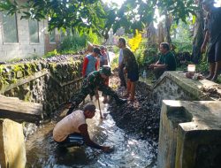 Cegah Banjir Warga Bersama Babinsa Koramil 0810/15 Rejoso Kerja Bakti Bersihkan Parit Desa Tritik