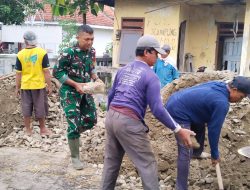 Babinsa Koramil 19 Jatikalen Turun Langsung Bantu Warga Desa Binaan Ratakan Tanah Timbunan