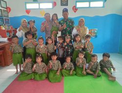 Bati Tuud Koramil 0810/15 Rejoso Dan Babinsa Perkenalkan Profesi TNI Sejak Usia Dini Kepada anak-anak PAUD