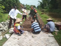 Babinsa Koramil Tanjunganom Bantu Warga Pasang Paving Jalan