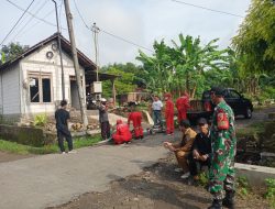 Antisipasi Demam Berdarah, Babinsa Koramil 19/Jatikalen Dampingi Penyemprotan Fogging