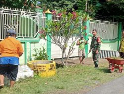 Tumbuhkan Semangat Gotong Royong Babinsa Sambirejo Kerja Bakti Bersama Warga di Desa Binaan