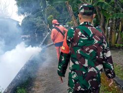 Antisipasi Demam Berdarah, Babinsa Koramil Loceret Dampingi Kegiatan Fogging