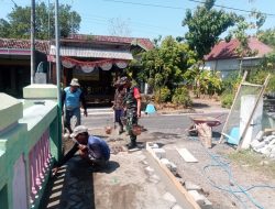 Babinsa Koramil 0810/02 Bersama Warga Desa Sugihwaras Gotong Royong Pasang Paving Jalan