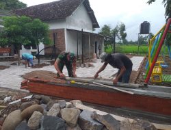 Ciptakan Lingkungan Yang Asri, Babinsa Gotong Royong Pembenahan Taman Desa