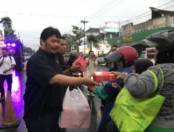 Berbagi Kebahagiaan di Bulan Suci, PWI Nganjuk Bagikan Ratusan Paket Takjil di Taman Nyawiji
