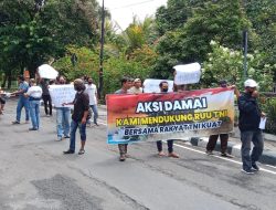 Warga Nganjuk Gelar Aksi Simpatik Dukung Pengesahan RUU TNI