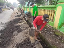 Jumat Bersih, Babinsa Bersama Perangkat Desa dan Masyarakat Bersihkan Parit