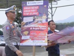 Mudik Aman, Keluarga Nyaman, Polres Nganjuk Pasang Rambu Peringatan dan Imbauan di Jalur Mudik