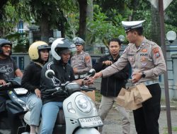 Berkah Ramadan, Polres Nganjuk Bagikan Ratusan Paket Takjil untuk Pengguna Jalan