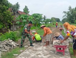 Jalan Licin || Babinsa Koramil 0810/10 Tanjunganom Bantu Warga Perbaiki Jalan