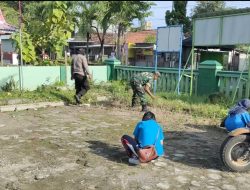Babinsa Koramil 0810/01 Bersama Kader Kel. Bogo Bersihkan Kantor Kelurahan Bogo