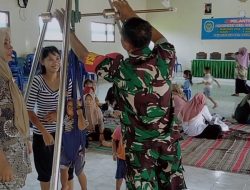 Babinsa Bersama Kader Dan Bidan Desa Melaksanakan Kegiatan Posyandu Balita
