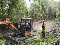 Babinsa Bersama Dinas PU Dan Perangkat Desa Melaksanakan Normalisasi Saluran Air Untuk Antisipasi Banjir