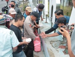 Jumat Berkah, Polres Nganjuk Bersama Awak Media Bagikan Ratusan Takjil di Terminal Anjuk Ladang