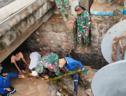 Dalam Upaya Mencegah Sungai Meluap Koramil Pace Kerahkan Anggotanya Laksanakan Pembersihan