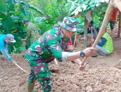 Musim Hujan Babinsa Bersama Warga Bekerja Bakti Bersihkan Bekas Longsoran Kecil