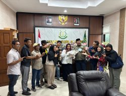 Geruduk Kejari Nganjuk, PWI Nganjuk Beri Kejutan Ulang Tahun untuk Kajari