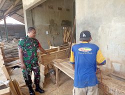 Babinsa Berikan Motivasi Kepada Pengrajin Mebel Di Wilayah Binaan