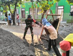 Babinsa Koramil 04 Berbek Kerja Bhakti Membantu Rehab Bangunan Sekolah Di Wilayah Binaan