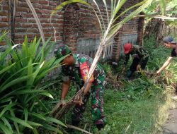 Agar Enak Di Pandang Mata, Babinsa Ajak Warga Gotong Royong Bersihkan Jalan Desa