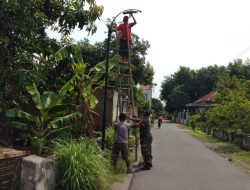 Peduli Keamanan Lingkungan, Babinsa Koramil Kertosono Bersama Warga Melaksanakan Perbaikan Lampu Penerangan Jalan