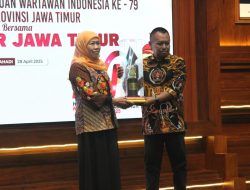 Khofifah Terima Penghargaan PWI Jatim, Ajak Pers Kawal Ketahanan Pangan