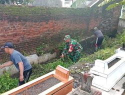 Ciptakan Lingkungan Bersih, Babinsa Bersama Warga Kerja Bakti Bersihkan Pemakaman Umum