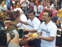 Nguri-uri Budaya, Ribuan Warga Nganjuk Bersama-sama Tumpengan Akbar di Alun-alun