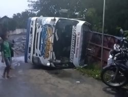 Truk Bermuatan Paving Nyaris Masuk Jurang di Nganjuk, Sopir Selamat