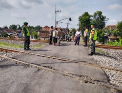 Untuk Kelancaran Arus Mudik Lebaran, Personel Koramil 0810/02 Bagor Beserta Polsek Bagor Laksanakan Patroli Jalur Perlintasan Kereta Api