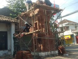 Babinsa Desa Pandantoyo Membantu Warga Pembuatan Gapura