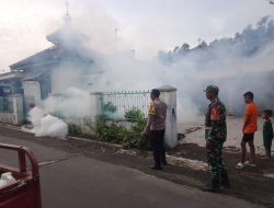 Babinsa Desa Kedung Dowo Koramil 01 Nganjuk, Bersinergi Dengan Tim Puskesmas Nganjuk Melaksanakan Fogging