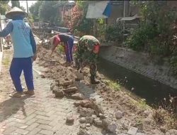 Manunggal dengan Rakyat Babinsa Koramil 0810/15 Rejoso Ikut Kerja Bakti Perbaikan Jalan Paving di Desa Rejoso